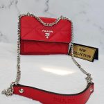 prada askili kadin cantasi